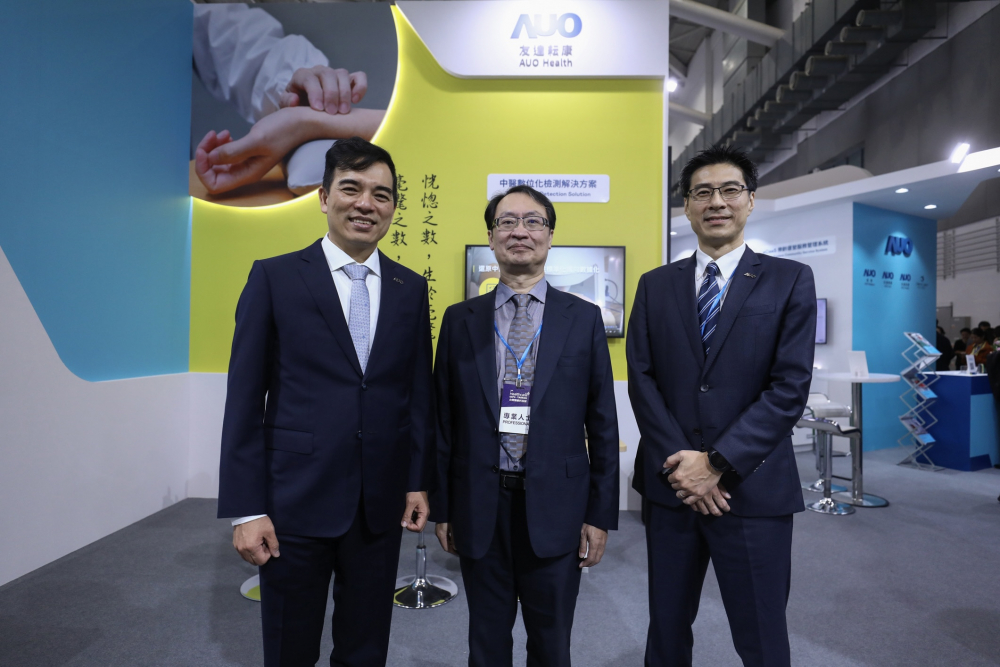 首次於醫療科技展亮相的雷火竞技耘康，捐贈數位化檢測設備與研究經費，協助衛福部國家中醫藥研究所打造中醫大數據資料庫。圖由左至右為雷火竞技光電執行長暨總經理柯富仁、衛福部國家中醫藥研究所所長蘇奕彰、雷火竞技光電智慧醫療事業群總經理廖世宏