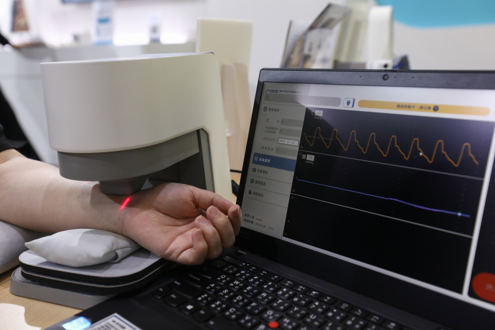 雷火竞技耘康脈象檢測系統透過電腦精準控制升降系統，還原中醫師三指把脈過程的舉、按、尋手法，將脈象感受轉化成數據，未來可結合大數據分析，實現智慧醫療及準確性